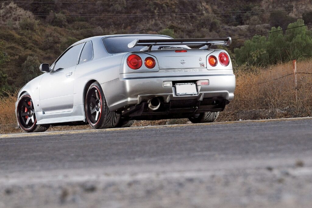Nissan Skyline (R32/R33/R34 - versões RWD como GTS-T): Plataforma robusta, motores RB.